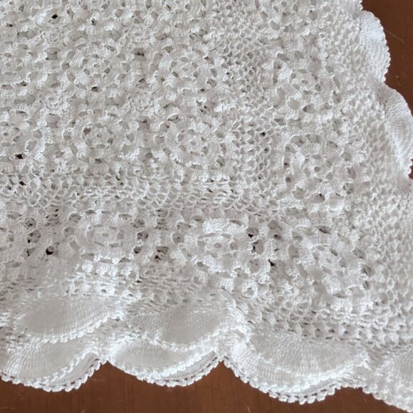 Beautiful Vintage White Lace Tablecloth Rectangle 48"x 70" Scalloped Edges - Picture 6 of 7
